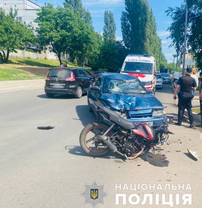У Южноукраїнську зіткнулися ВАЗ та мотоцикл: постраждали два 16-річних хлопця