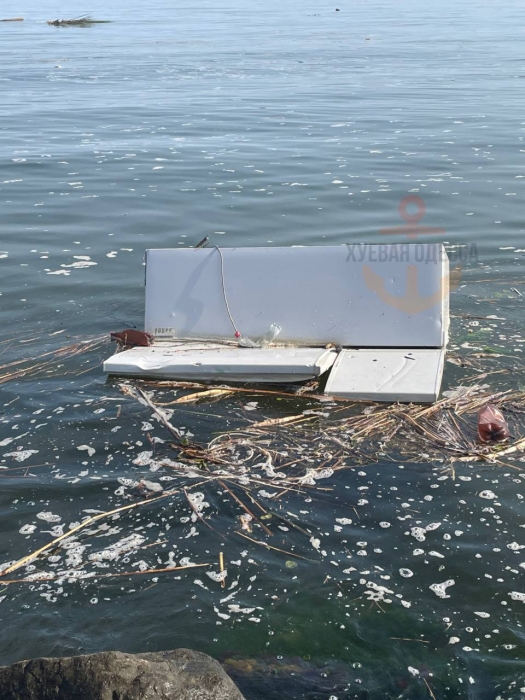 В море у Одессы плавают мины, мебель и даже части домов (видео)