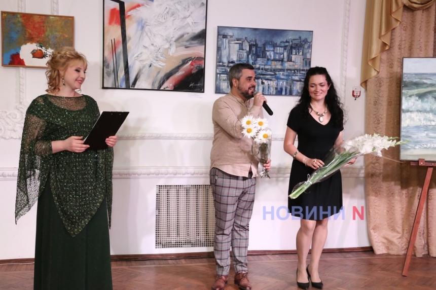 Умиротворение цветов, грозная красота волн: в Николаеве открылась выставка Татьяны Купцовой (фоторепортаж)