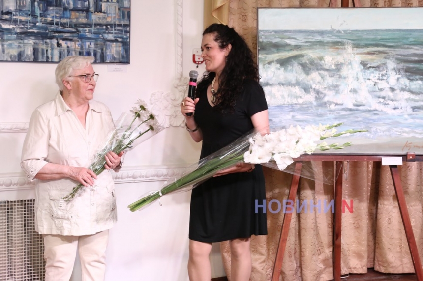 Умиротворение цветов, грозная красота волн: в Николаеве открылась выставка Татьяны Купцовой (фоторепортаж)
