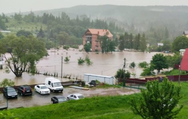 Во Львовской области из-за непогоды затопило поселок Сходница