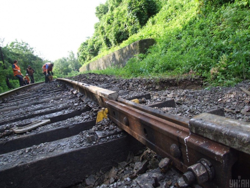 У Криму підірвали залізничні колії: весь рух поїздів зупинили
