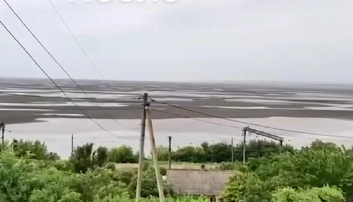 Людей закликали не ходити на берег Каховського водосховища через небезпеку для життя