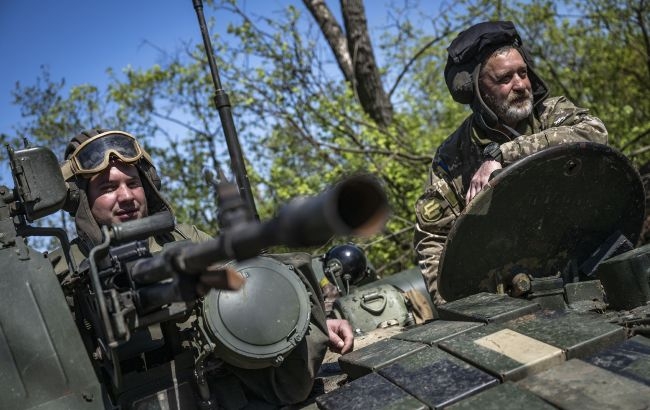 Гелікоптер та майже півтисячі окупантів: втрати РФ в Україні за добу