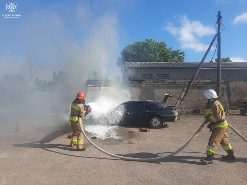 В Арбузинке горел автомобиль Peugeot