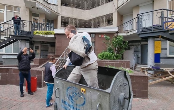 Колишнього нардепа Чорновола кинули у сміттєвий бак (відео)
