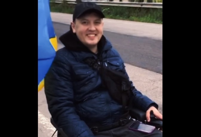 Николаевский депутат в поддержку ЗСУ преодолел на коляске 58-километровый путь «Николаев-Херсон»