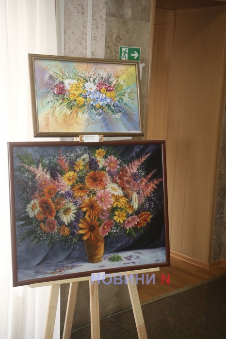 Велич і досконалість у квітах: у Миколаєві відкрилася виставка Тетяни Ульянкіної (фоторепортаж)