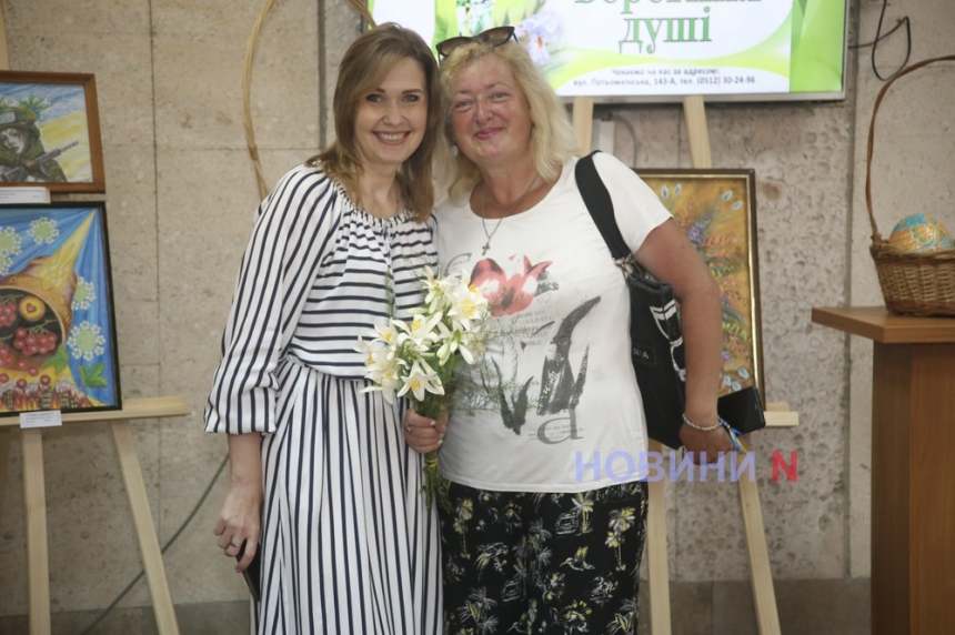 Велич і досконалість у квітах: у Миколаєві відкрилася виставка Тетяни Ульянкіної (фоторепортаж)