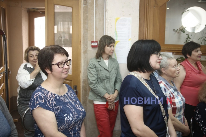 Велич і досконалість у квітах: у Миколаєві відкрилася виставка Тетяни Ульянкіної (фоторепортаж)