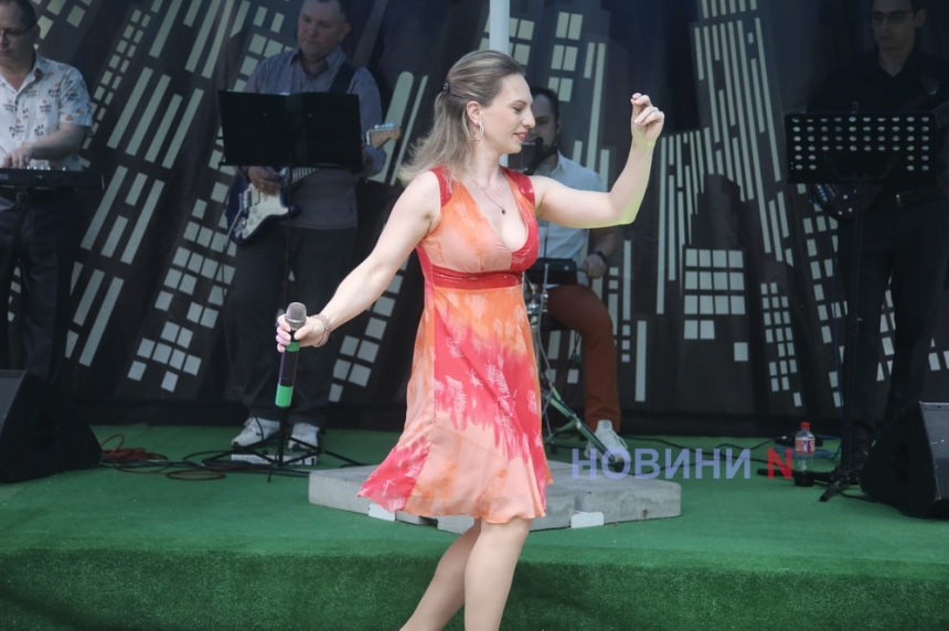 Естрадні ритми та відмінний настрій: у Миколаєві відбувся концерт ансамблю ArtColorsBand (фоторепортаж)