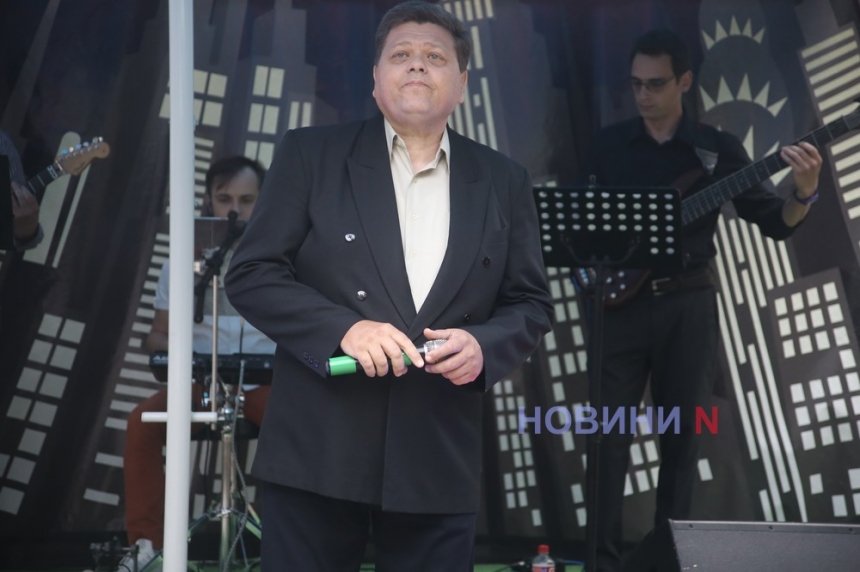 Естрадні ритми та відмінний настрій: у Миколаєві відбувся концерт ансамблю ArtColorsBand (фоторепортаж)