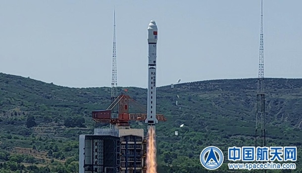 Китай запустив у космос ракету із 41 супутником