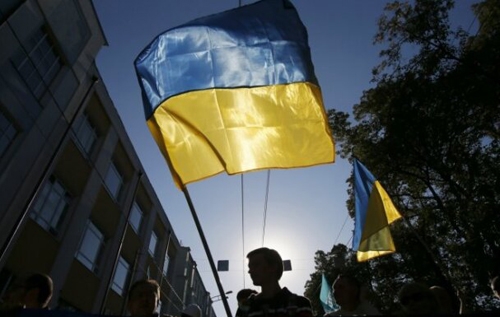 В Латвии мужчина напал на парня с флагом Украины - ему вынесли приговор