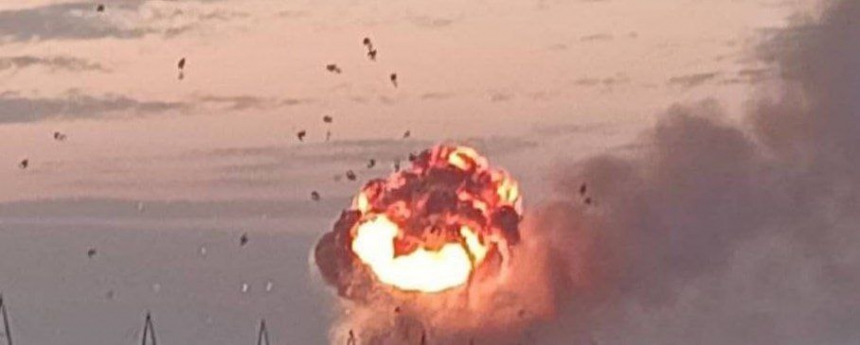 У тимчасово окупованих районах Херсонської області вибухи: повідомляється про детонацію БК (відео)
