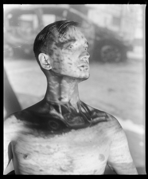 Николаевский фотограф превращает военные преступления россиян в «татуировку войны» (фото)