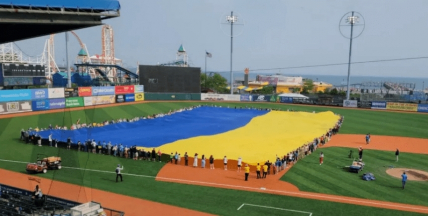 В США развернули самый большой флаг Украины в мире (видео)