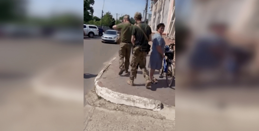 На Одещині співробітник ТЦК при врученні повістки на ринку вистрілив у повітря (відео)