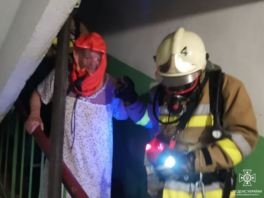 В Николаеве горела квартира в пятиэтажке: госпитализированы два человека, вывели 11 жителей и кота (видео)