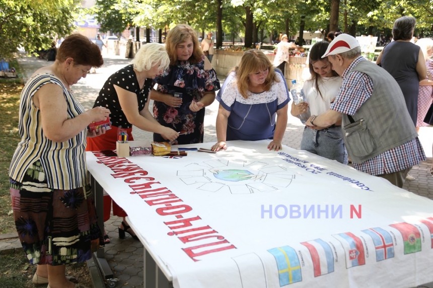 «Пліч-о-пліч з Українським народом»: в Николаеве прошла уличная акция, посвященная Дню беженцев (фоторепортаж)