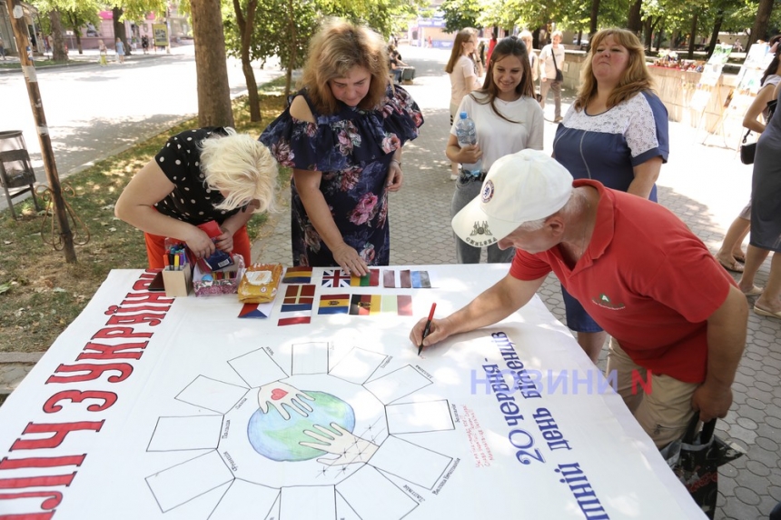 «Пліч-о-пліч з Українським народом»: у Миколаєві пройшла вулична акція, присвячена Дню біженців (фоторепортаж)