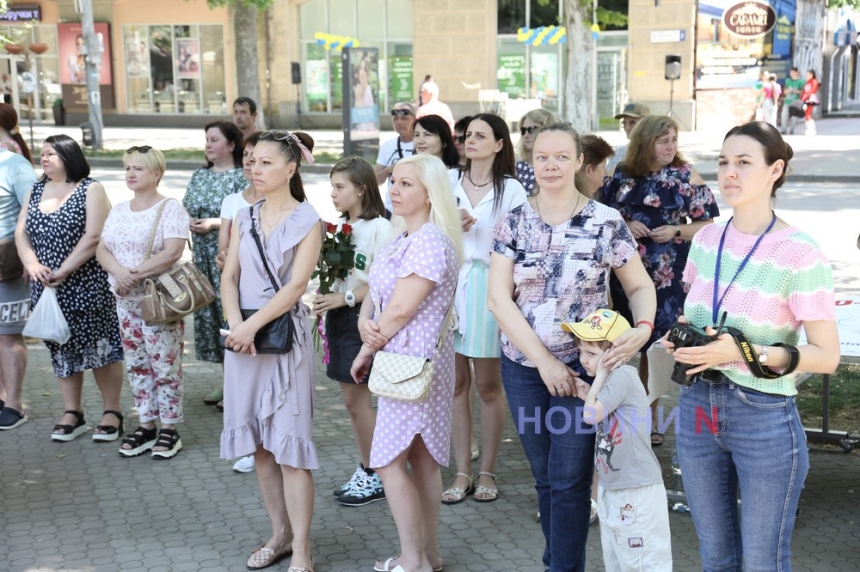 «Пліч-о-пліч з Українським народом»: у Миколаєві пройшла вулична акція, присвячена Дню біженців (фоторепортаж)