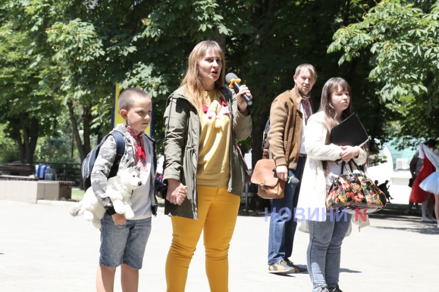 «Пліч-о-пліч з Українським народом»: в Николаеве прошла уличная акция, посвященная Дню беженцев (фоторепортаж)