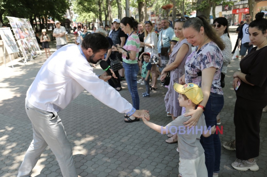 «Пліч-о-пліч з Українським народом»: у Миколаєві пройшла вулична акція, присвячена Дню біженців (фоторепортаж)