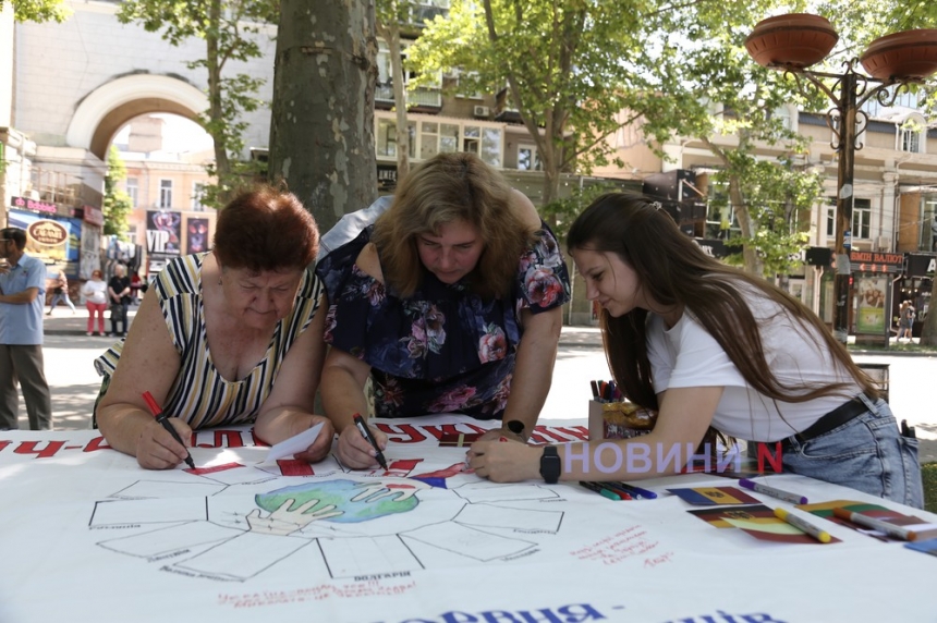 «Пліч-о-пліч з Українським народом»: в Николаеве прошла уличная акция, посвященная Дню беженцев (фоторепортаж)