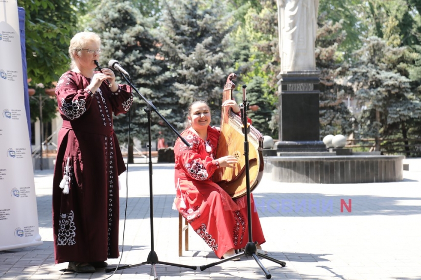 «Пліч-о-пліч з Українським народом»: в Николаеве прошла уличная акция, посвященная Дню беженцев (фоторепортаж)