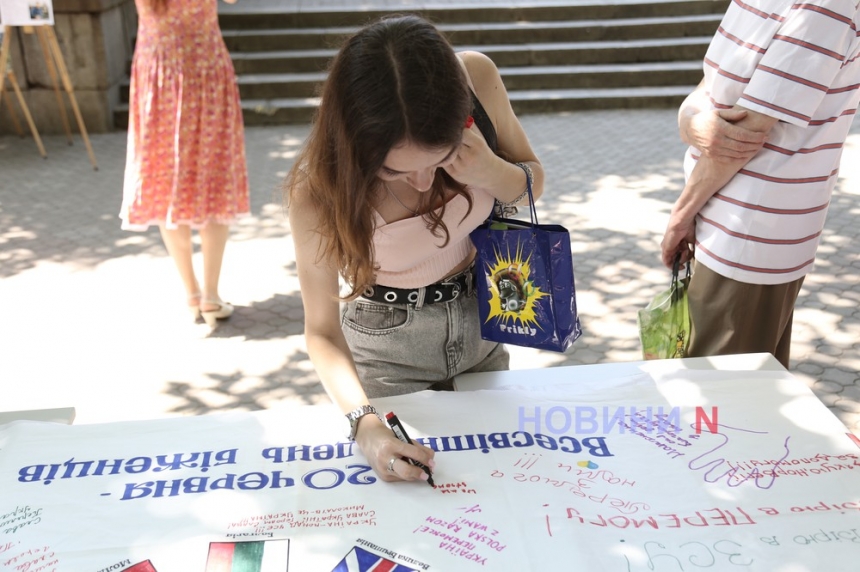 «Пліч-о-пліч з Українським народом»: в Николаеве прошла уличная акция, посвященная Дню беженцев (фоторепортаж)