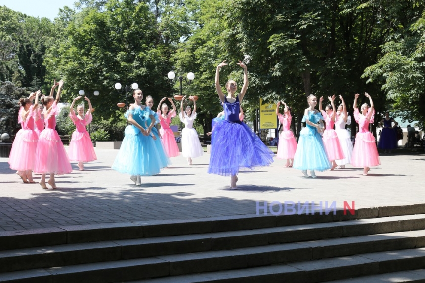 «Пліч-о-пліч з Українським народом»: в Николаеве прошла уличная акция, посвященная Дню беженцев (фоторепортаж)