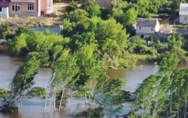 СБУ показала відео атаки дрона на групу росіян