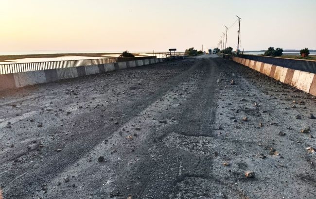 Після удару по Чонгарському мосту окупанти побудували понтонну переправу (супутникові знімки)