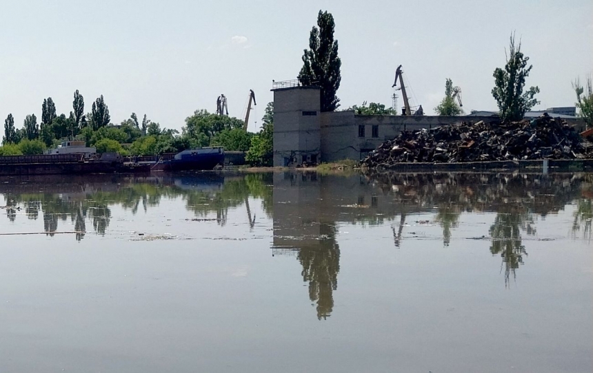 Подрыв Каховской ГЭС: на осушенной территории активизировались «черные копатели» (видео)