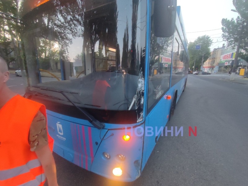 В центре Николаева столкнулись «скорая помощь» и троллейбус
