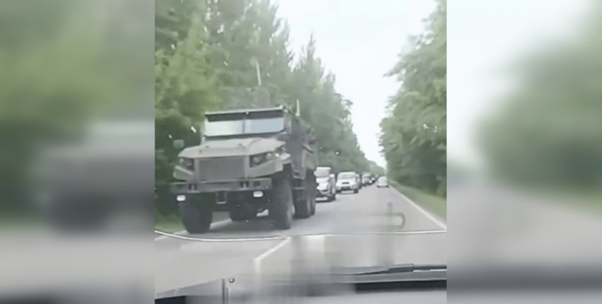 Колона військової техніки ПВК «Вагнер» рухається з Воронежа на Москву (відео)