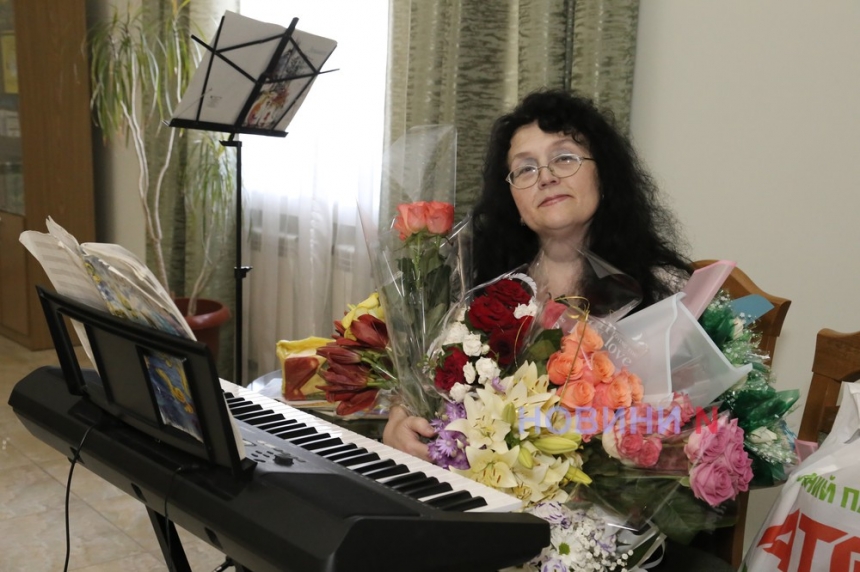 «Музыка души»: в Николаевской библиотеке прошел юбилейный вечер Элины Образцовой (фоторепортаж)