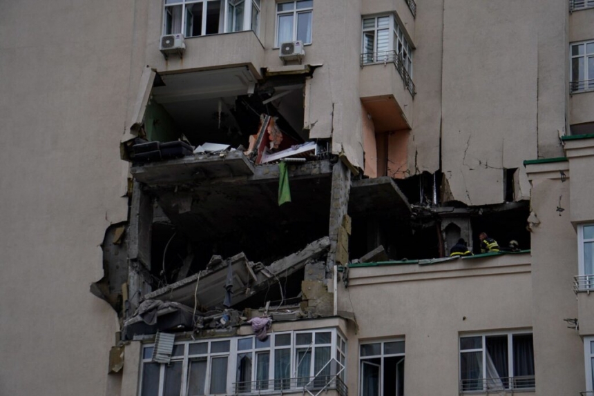 Під завалами будинку у Києві знайшли ще двох загиблих