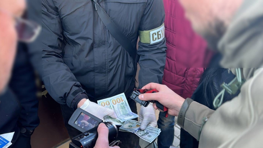 Инспектор Одесской таможни установил свои тарифы на оформление гуманитарки