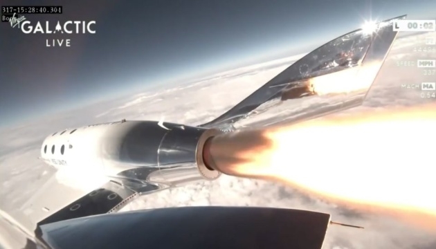 В США компания Virgin Galactic совершила коммерческий рейс в космос с пассажирами