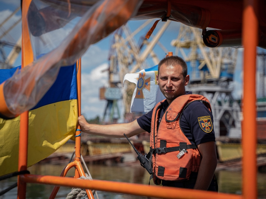Спасатели показали, как в Николаеве очищали речку от взрывоопасных предметов (фоторепортаж)