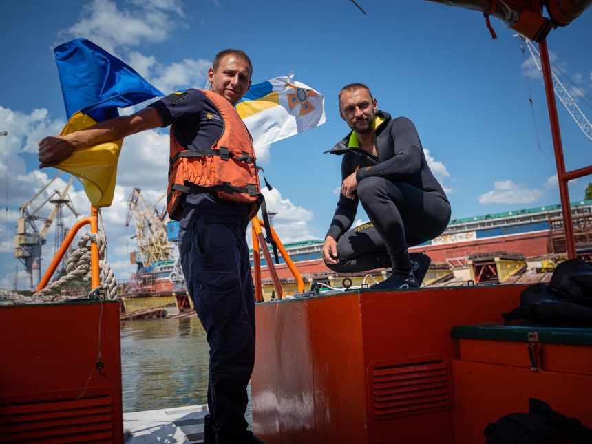 Спасатели показали, как в Николаеве очищали речку от взрывоопасных предметов (фоторепортаж)