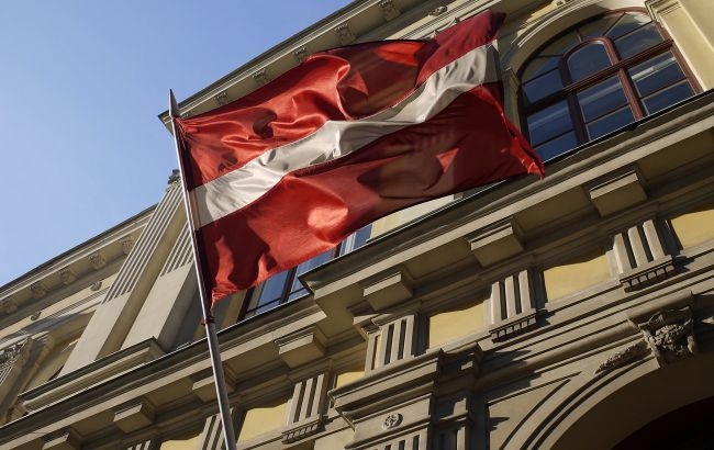 Латвия частично возобновляет выдачу виз россиянам