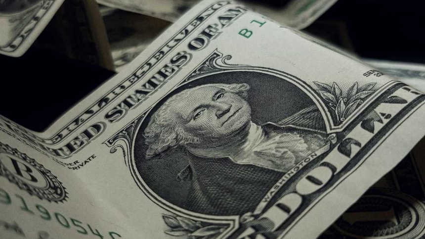 Украинцы продали коммерческим банкам наличной и безналичной валюты на $1,675 миллиардов