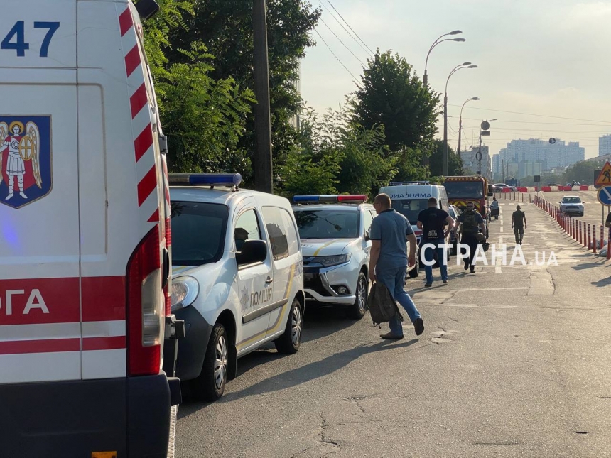 Устроивший взрыв в Шевченковском суде взял в заложники конвоиров: территорию оцепили 