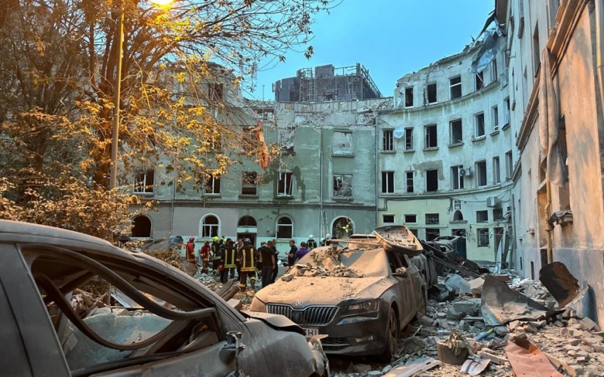 Вночі окупанти обстріляли Львів: внаслідок ракетної атаки зруйновано будинок, є загиблі (відео)