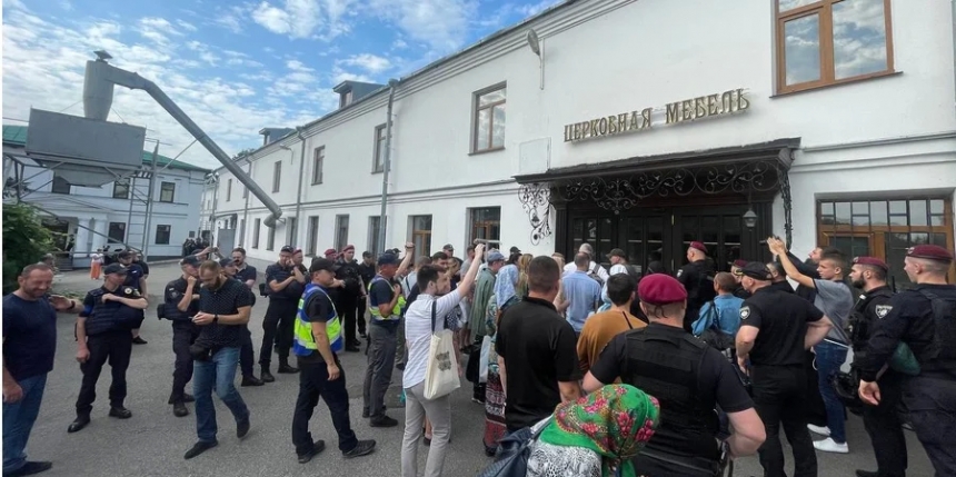 У Киево-Печерской лавры столкновения между верующими УПЦ МП и полицией (видео)