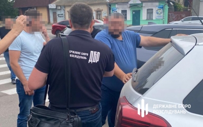 300 доларів за кожну машину: у Миколаєві затримали чиновника, який збирав «данину» з експортерів (відео)