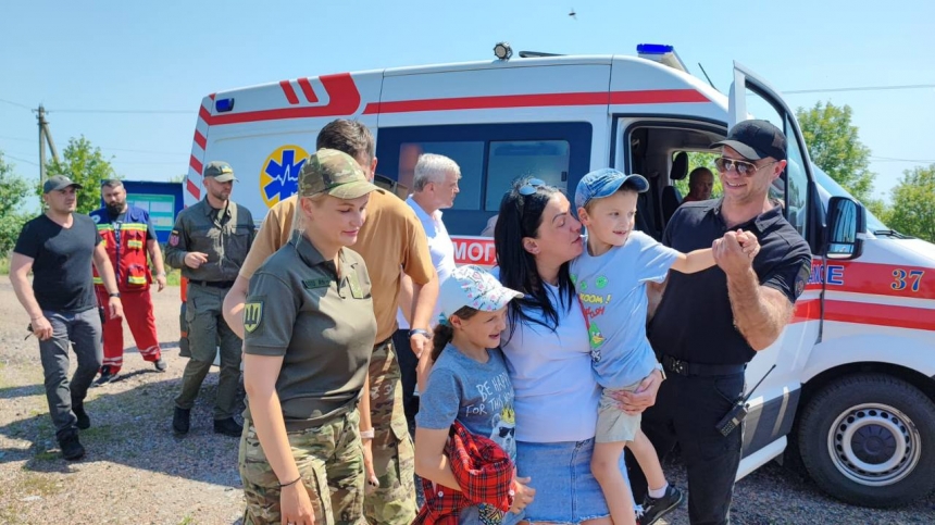 В Украину вернулись 45 военнопленных и двое детей, ранее вывезенные в Россию (фото)